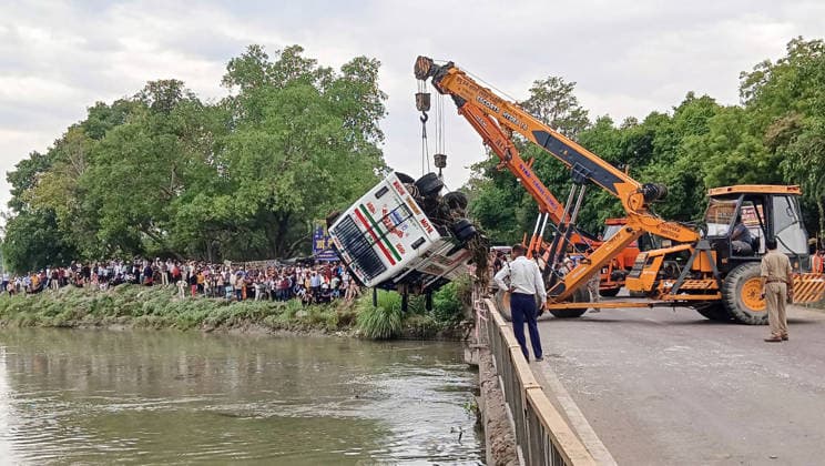 RECORD DATE NOT STATED A crane retrieves a bus from a canal after it plunges into the canal Kanpur, May 07 (ANI): A crane retrieves a bus from a canal after it plunges into the canal as locals gather at the spot, in Kanpur on Thursday. Kanpur Uttar Pradesh India Copyright: xANIx ANI_20260507126