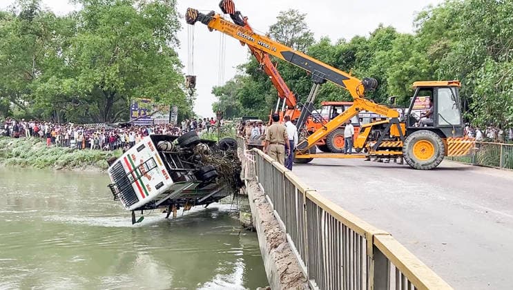 RECORD DATE NOT STATED Bus plunges into the Ramganga Canal; rescue operations underway Kanpur Uttar Pradesh , May 07 (ANI): A visual of the bus being rescued that plunged into the Ramganga Canal following a vehicle collision in the Bidhnu area, Kanpur, on Thursday. Passengers rescued. (ANI Video Grab) Kanpur Uttar Pradesh India Copyright: xANIx ANI_20260507136