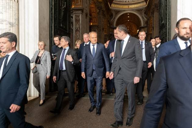 RECORD DATE NOT STATED RZYM 07.05.2026 WIZYTA PREMIERA POLSKI W RZYMIE, WATYKAN ZLOZENIE WIENCA NA GROBIE PAPIEZA JANA PAWLA II FOT.KRALKOWSKI JERZY NEWSPIX.PL --- Newspix.pl ROME VATICAN 07.05.2026 Polish Prime Minister Donald Tusk visited Rome. In the Vatican, he laid flowers at the tomb of Saint John Paul II. POLAND OUT!  Donald Tusk Rzym Watykan 07052026 Jurek Kralkowski-NewspPix-51