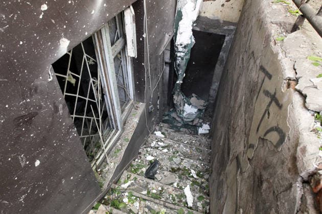 Debris covers the step leading to a ground-level room after a Russian drone attack in Dnipro, Ukraine, on 7 May 2026. A 21-year-old pregnant woman and a 45-year-old man were injured as a result of the overnight attack. They received medical assistance at the scene. (Photo by Mykola Miakshykov Ukrinform) Overnight Russian drone attack on Dnipro  Copyright: xMykolaxMiakshykovx