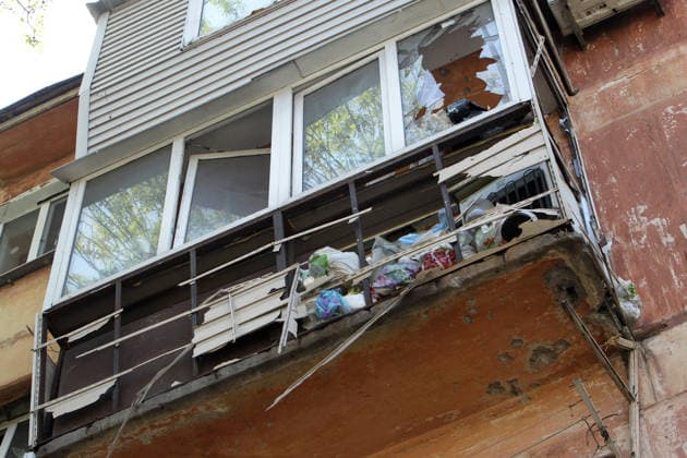 A balcony shows damage caused by a Russian drone attack in Dnipro, Ukraine, on 7 May 2026. A 21-year-old pregnant woman and a 45-year-old man were injured as a result of the overnight attack. They received medical assistance at the scene. (Photo by Mykola Miakshykov Ukrinform) Overnight Russian drone attack on Dnipro  Copyright: xMykolaxMiakshykovx