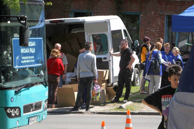 Social workers and volunteers assist people affected by a Russian drone attack in Dnipro, Ukraine, on 7 May 2026. A 21-year-old pregnant woman and a 45-year-old man were injured as a result of the overnight attack. They received medical assistance at the scene. (Photo by Mykola Miakshykov Ukrinform) Overnight Russian drone attack on Dnipro  Copyright: xMykolaxMiakshykovx