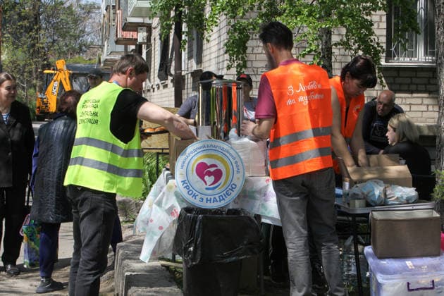 Volunteers of the Step With Hope International Charity Foundation treat people to hot drinks after a Russian drone attack in Dnipro, Ukraine, on 7 May 2026. A 21-year-old pregnant woman and a 45-year-old man were injured as a result of the overnight attack. They received medical assistance at the scene. (Photo by Mykola Miakshykov Ukrinform) Overnight Russian drone attack on Dnipro  Copyright: xMykolaxMiakshykovx