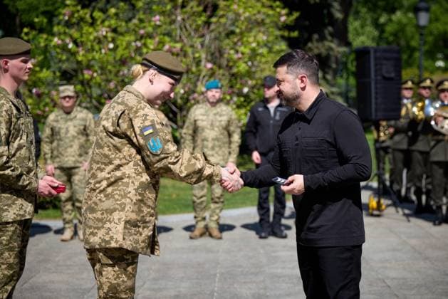 Ukrainian President Volodymyr Zelenskyy presents state awards Ukrainian President Volodymyr Zelenskyy presents state awards to infantry soldiers during a ceremony held to mark Infantry Day in Kyiv, Ukraine, on May 7, 2026. Photo by PRESIDENT OF UKRAINE apaimages Ukraine Ukraine Ukraine 070526_Ukraine_UPO_00(5).jpeg Copyright: xapaimagesxPRESIDENTxOFxUKRAINEx xapaimagesx