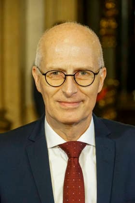 CNTV TSCHENTSCHER Peter Tschentscher SPD politician and First Mayor of Hamburg at the Uebersee Tag in the Hamburg City Hall on 07 05 2026 at the entry in the Golden Book of the Uebersee Club Hamburg Germany