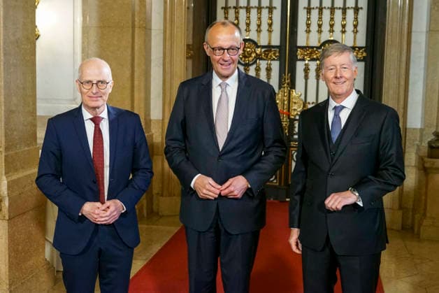 CNTV FEDERAL CHANCELLOR Peter Tschentscher SPD politician and First Mayor of Hamburg Friedrich Merz CDU politician the Federal Chancellor with Harald Vogelsang, President Uebersee Club and Chairman of the Board Hamburger Sparkasse at the Uebersee Day in Hamburg City Hall on 07 05 2026 at the entry in the Golden Book of the Uebersee Club Hamburg Germany