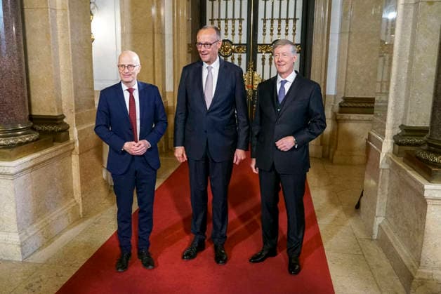 CNTV FEDERAL CHANCELLOR Peter Tschentscher SPD politician and First Mayor of Hamburg Friedrich Merz CDU politician the Federal Chancellor with Harald Vogelsang, President Uebersee Club and Chairman of the Board Hamburger Sparkasse at the Uebersee Day in Hamburg City Hall on 07 05 2026 at the entry in the Golden Book of the Uebersee Club Hamburg Germany