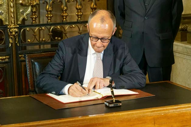 CNTV BUNDESKANZLER Friedrich Merz CDU politician the Federal Chancellor signing the Golden Book of the Uebersee Club at the Uebersee Day in Hamburg City Hall on 07 05 2026 Hamburg Germany