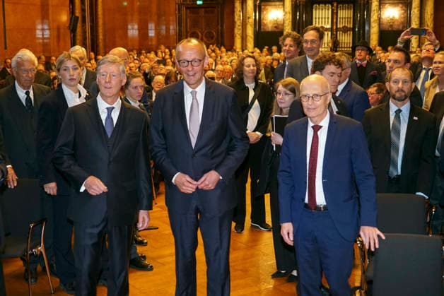CNTV FEDERAL CHANCELLOR Peter Tschentscher SPD politician and First Mayor of Hamburg Friedrich Merz CDU politician the Federal Chancellor with Harald Vogelsang, President Uebersee Club and Chairman of the Board Hamburger Sparkasse at the Uebersee Day in Hamburg City Hall on 07 05 2026 at the entry in the Golden Book of the Uebersee Club Hamburg Germany