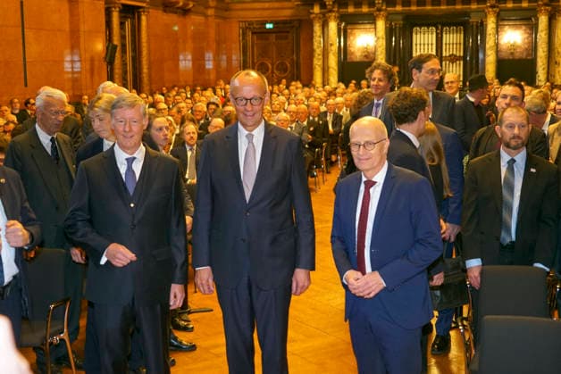 CNTV FEDERAL CHANCELLOR Peter Tschentscher SPD politician and First Mayor of Hamburg Friedrich Merz CDU politician the Federal Chancellor with Harald Vogelsang, President Uebersee Club and Chairman of the Board Hamburger Sparkasse at the Uebersee Day in Hamburg City Hall on 07 05 2026 at the entry in the Golden Book of the Uebersee Club Hamburg Germany