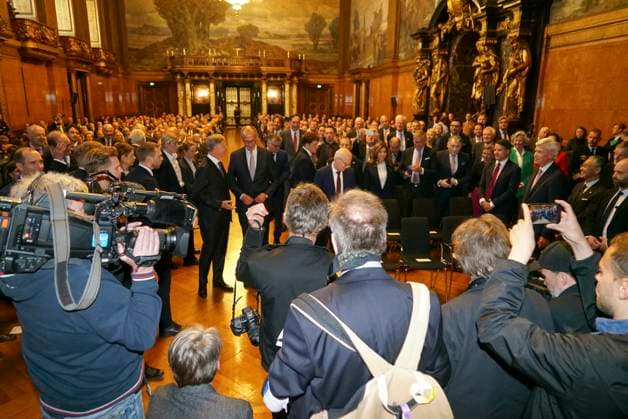 CNTV BUNDESKANZLER The press waited for Friedrich Merz CDU politician the Federal Chancellor with Peter Tschentscher SPD politician and First Mayor of Hamburg and Harald Vogelsang, President Uebersee Club and Chairman of the Board Hamburger Sparkasse at the Uebersee Day in Hamburg City Hall on 07 05 2026 Hamburg Germany