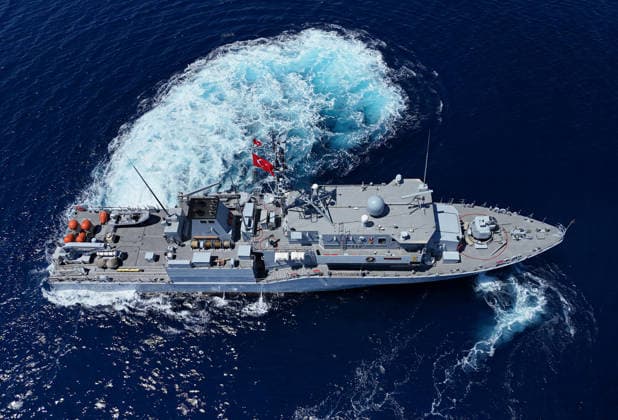 EFES-2026 Exercise in Izmir IZMIR, TURKIYE - MAY 07: An aerial view show Aydin-class mine hunter ship TCG Akcay (M-270) maneuvers in the deep blue sea, creating a large white wake and foam trail during a mine hunting operation as part of the EFES-2026 Exercise in Izmir on May 7, 2026. Conducted by the Turkish Armed Forces (TSK), the tactical exercise involved the detection and successful destruction of maritime mines to ensure safe passage in the region. Berkan Cetin Anadolu Izmir Turkey. Editorial use only. Please get in touch for any other usage.  Copyright: x2026xAnadoluxBerkanxCetinx