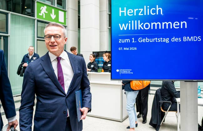 Karsten Wildberger EUR, Germany, Berlin, 07 05 2026 Waiting for the Federal Chancellor Friedrich Merz CDU at the festive event of the Federal Ministry for Digital and State Modernization on the occasion of the first anniversary In the presence of Karsten Wildberger CDU , Federal Minister for Digital and State Modernization Joint visit of the exhibitors