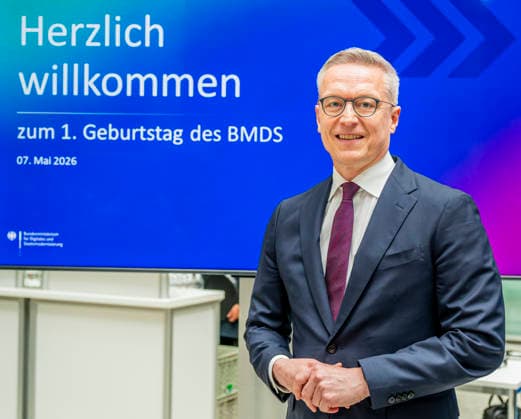 Karsten Wildberger EUR, Germany, Berlin, 07 05 2026 Waiting for the Federal Chancellor Friedrich Merz CDU at the festive event of the Federal Ministry for Digital and State Modernization on the occasion of the first anniversary In the presence of Karsten Wildberger CDU , Federal Minister for Digital and State Modernization Joint visit of the exhibitors