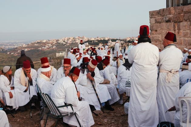 Samaritans Mark Passover Gerizim West Bank Samaritans take part in a pilgrimage on Mount Gerizim near Nablus in the West Bank on May 7, 2026, marking the seventh day of Passover according to the Samaritan calendar. Mount Gerizim is the holiest site in Samaritan tradition, and community members ascend it during major religious festivals. Nablus West Bank Palestinian Territories Copyright: xSimonxBenix
