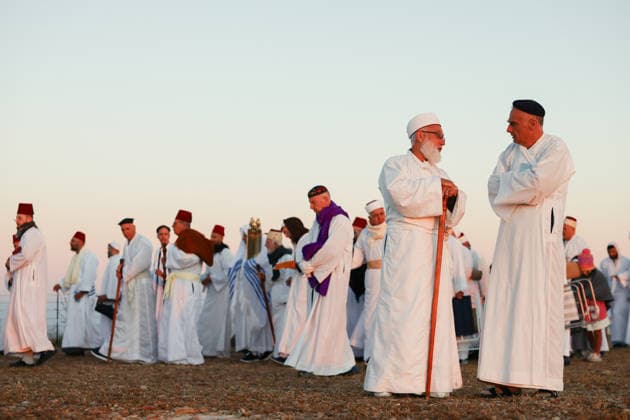 Samaritans Mark Passover Gerizim West Bank Samaritans take part in a pilgrimage on Mount Gerizim near Nablus in the West Bank on May 7, 2026, marking the seventh day of Passover according to the Samaritan calendar. Mount Gerizim is the holiest site in Samaritan tradition, and community members ascend it during major religious festivals. Nablus West Bank Palestinian Territories Copyright: xSimonxBenix
