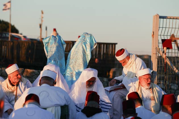 Samaritans Mark Passover Gerizim West Bank Samaritans take part in a pilgrimage on Mount Gerizim near Nablus in the West Bank on May 7, 2026, marking the seventh day of Passover according to the Samaritan calendar. Mount Gerizim is the holiest site in Samaritan tradition, and community members ascend it during major religious festivals. Nablus West Bank Palestinian Territories Copyright: xSimonxBenix