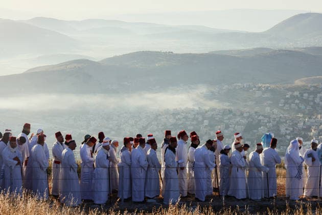 Samaritans Mark Passover Gerizim West Bank Samaritans take part in a pilgrimage on Mount Gerizim near Nablus in the West Bank on May 7, 2026, marking the seventh day of Passover according to the Samaritan calendar. Mount Gerizim is the holiest site in Samaritan tradition, and community members ascend it during major religious festivals. Nablus West Bank Palestinian Territories Copyright: xSimonxBenix