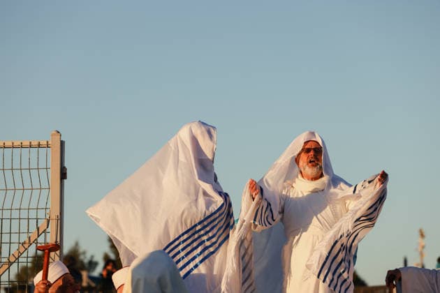 Samaritans Mark Passover Gerizim West Bank Samaritans take part in a pilgrimage on Mount Gerizim near Nablus in the West Bank on May 7, 2026, marking the seventh day of Passover according to the Samaritan calendar. Mount Gerizim is the holiest site in Samaritan tradition, and community members ascend it during major religious festivals. Nablus West Bank Palestinian Territories Copyright: xSimonxBenix