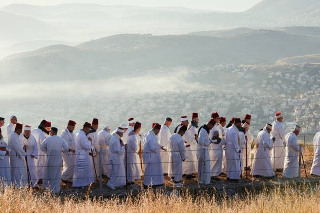Samaritans Mark Passover Gerizim West Bank Samaritans take part in a pilgrimage on Mount Gerizim near Nablus in the West Bank on May 7, 2026, marking the seventh day of Passover according to the Samaritan calendar. Mount Gerizim is the holiest site in Samaritan tradition, and community members ascend it during major religious festivals. Nablus West Bank Palestinian Territories Copyright: xSimonxBenix