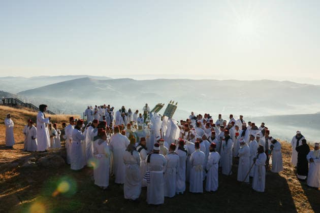Samaritans Mark Passover Gerizim West Bank Samaritans take part in a pilgrimage on Mount Gerizim near Nablus in the West Bank on May 7, 2026, marking the seventh day of Passover according to the Samaritan calendar. Mount Gerizim is the holiest site in Samaritan tradition, and community members ascend it during major religious festivals. Nablus West Bank Palestinian Territories Copyright: xSimonxBenix