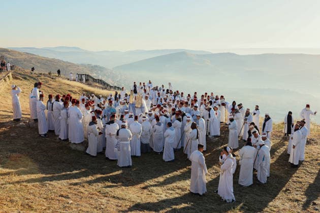 Samaritans Mark Passover Gerizim West Bank Samaritans take part in a pilgrimage on Mount Gerizim near Nablus in the West Bank on May 7, 2026, marking the seventh day of Passover according to the Samaritan calendar. Mount Gerizim is the holiest site in Samaritan tradition, and community members ascend it during major religious festivals. Nablus West Bank Palestinian Territories Copyright: xSimonxBenix