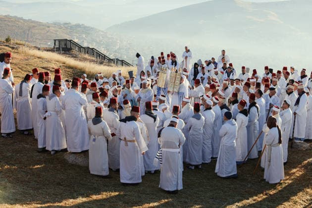 Samaritans Mark Passover Gerizim West Bank Samaritans take part in a pilgrimage on Mount Gerizim near Nablus in the West Bank on May 7, 2026, marking the seventh day of Passover according to the Samaritan calendar. Mount Gerizim is the holiest site in Samaritan tradition, and community members ascend it during major religious festivals. Nablus West Bank Palestinian Territories Copyright: xSimonxBenix