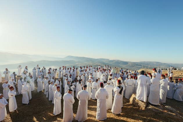 Samaritans Mark Passover Gerizim West Bank Samaritans take part in a pilgrimage on Mount Gerizim near Nablus in the West Bank on May 7, 2026, marking the seventh day of Passover according to the Samaritan calendar. Mount Gerizim is the holiest site in Samaritan tradition, and community members ascend it during major religious festivals. Nablus West Bank Palestinian Territories Copyright: xSimonxBenix