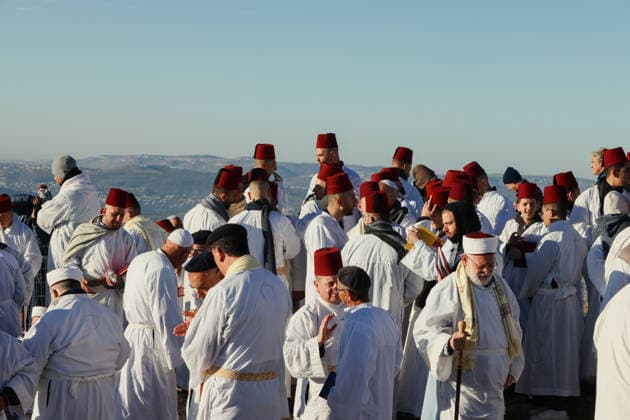 Samaritans Mark Passover Gerizim West Bank Samaritans take part in a pilgrimage on Mount Gerizim near Nablus in the West Bank on May 7, 2026, marking the seventh day of Passover according to the Samaritan calendar. Mount Gerizim is the holiest site in Samaritan tradition, and community members ascend it during major religious festivals. Nablus West Bank Palestinian Territories Copyright: xSimonxBenix