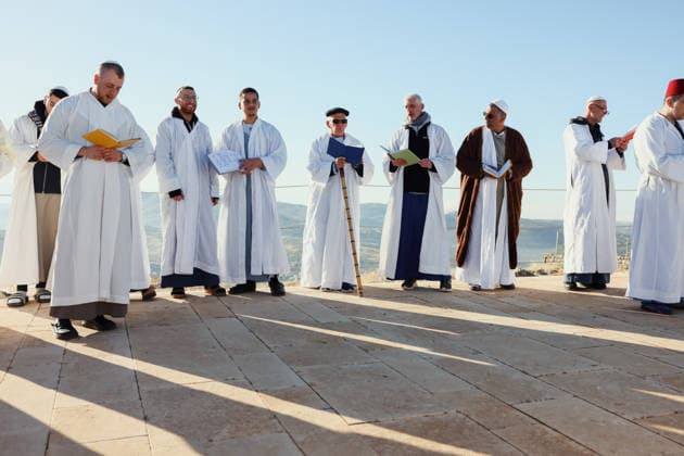 Samaritans Mark Passover Gerizim West Bank Samaritans take part in a pilgrimage on Mount Gerizim near Nablus in the West Bank on May 7, 2026, marking the seventh day of Passover according to the Samaritan calendar. Mount Gerizim is the holiest site in Samaritan tradition, and community members ascend it during major religious festivals. Nablus West Bank Palestinian Territories Copyright: xSimonxBenix