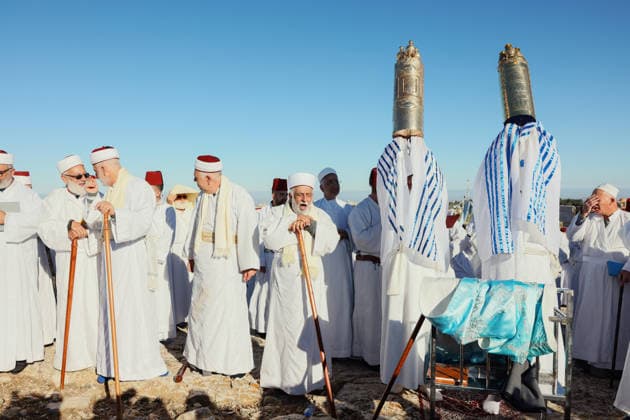 Samaritans Mark Passover Gerizim West Bank Samaritan men hold up the Samaritan Torah scroll during the seventh day of Passover according to the Samaritan calendar on Mount Gerizim near Nablus in the West Bank on May 7, 2026. Mount Gerizim is the holiest site in Samaritan tradition, and community members ascend it during major religious festivals. Nablus West Bank Palestinian Territories Copyright: xSimonxBenix
