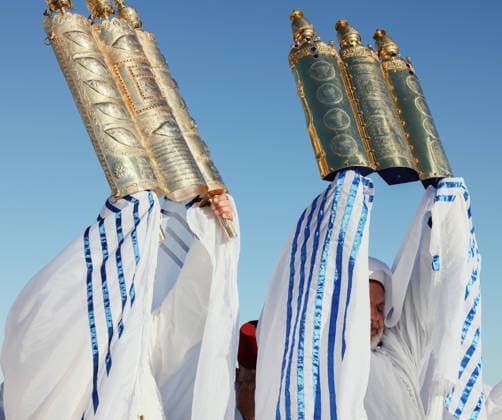 Samaritans Mark Passover Gerizim West Bank Samaritan men hold up the Samaritan Torah scroll during the seventh day of Passover according to the Samaritan calendar on Mount Gerizim near Nablus in the West Bank on May 7, 2026. Mount Gerizim is the holiest site in Samaritan tradition, and community members ascend it during major religious festivals. Nablus West Bank Palestinian Territories Copyright: xSimonxBenix