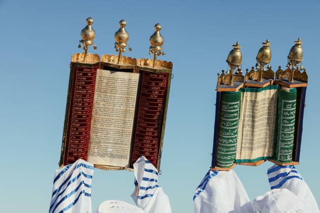 Samaritans Mark Passover Gerizim West Bank Samaritan men hold up the Samaritan Torah scroll during the seventh day of Passover according to the Samaritan calendar on Mount Gerizim near Nablus in the West Bank on May 7, 2026. Mount Gerizim is the holiest site in Samaritan tradition, and community members ascend it during major religious festivals. Nablus West Bank Palestinian Territories Copyright: xSimonxBenix