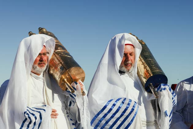 Samaritans Mark Passover Gerizim West Bank Samaritans take part in a pilgrimage on Mount Gerizim near Nablus in the West Bank on May 7, 2026, marking the seventh day of Passover according to the Samaritan calendar. Mount Gerizim is the holiest site in Samaritan tradition, and community members ascend it during major religious festivals. Nablus West Bank Palestinian Territories Copyright: xSimonxBenix