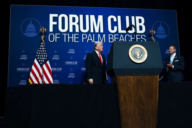 May 7, 2026, West Palm Beach, Fl, United States of America: U.S. President Donald Trump, stands during applause after delivering remarks to the Forum Club of the Palm Beaches dinner event at the Raymond F. Kravis Center for the Performing Arts, May 1, 2026 in West Palm Beach, Florida. West Palm Beach United States of America - ZUMAp138 20260507_zaa_p138_006 Copyright: xDanielxTorok WhitexHousex
