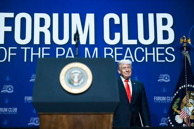 May 7, 2026, West Palm Beach, Fl, United States of America: U.S. President Donald Trump, stands during applause after delivering remarks to the Forum Club of the Palm Beaches dinner event at the Raymond F. Kravis Center for the Performing Arts, May 1, 2026 in West Palm Beach, Florida. West Palm Beach United States of America - ZUMAp138 20260507_zaa_p138_002 Copyright: xDanielxTorok WhitexHousex