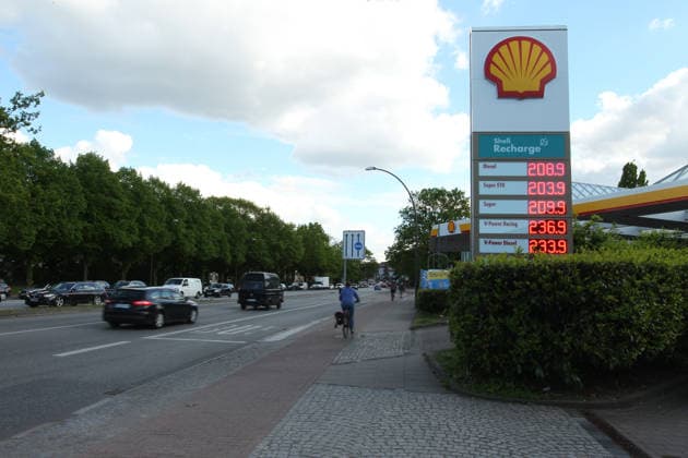 Petrol station in Kollaustraße Despite the fuel discount, the price per liter for petrol and diesel is still very high compared to the time before the start of the Iran war Lokstedt Hamburg