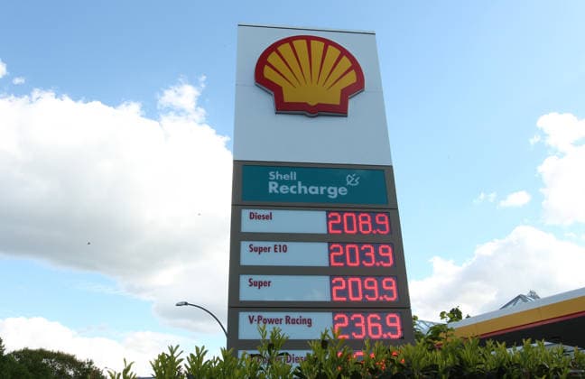 Petrol station in Kollaustraße Despite the fuel discount, the price per liter for petrol and diesel is still very high compared to the time before the start of the Iran war Lokstedt Hamburg