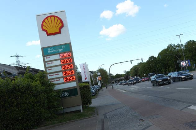 Petrol station in Kollaustraße Despite the fuel discount, the price per liter for petrol and diesel is still very high compared to the time before the start of the Iran war Lokstedt Hamburg