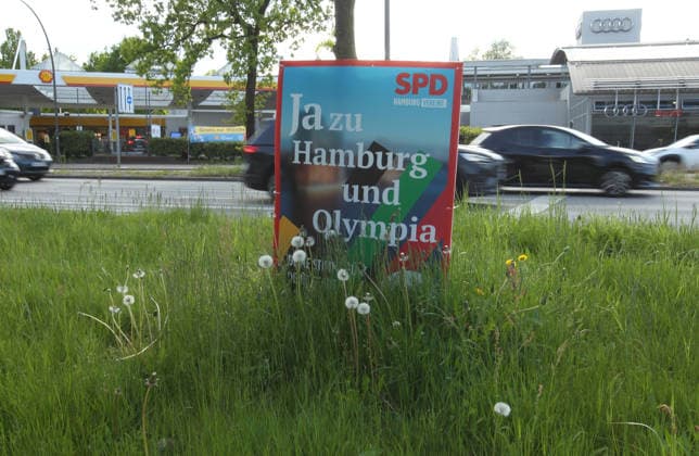 A poster of the SPD party was attached to a tree on a traffic island on Kollaustraße On it, the SPD is calling for support for a bid to host the Olympic Games in the Hanseatic city On May 31, the citizens of Hamburg will decide in a referendum Lokstedt Hamburg