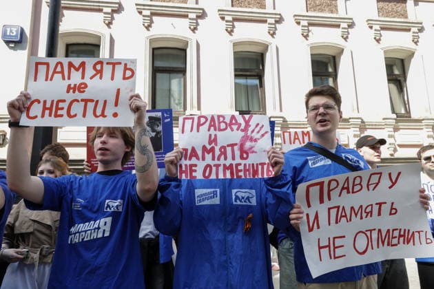 RUSSIA, MOSCOW - MAY 7, 2026: Members of the Young Guard of United Russia take part in an event titled You Cannot Cancel Truth and Memory! in front of the Lithuanian Embassy Moscow Russia  - ZUMAt113 20260507_zaa_t113_064 Copyright: xMikhailxSinitsynx