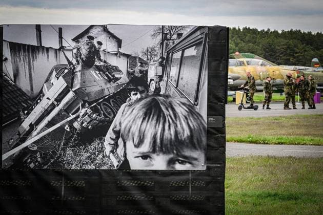 Fotoausstellung WAR ZONES ** NUR FÜR REDAKTIONELLE ZWECKE ** EDITORIAL USE ONLY **<p>Fotoausstellung WAR ZONES des niederländischen Fotografen Martin Roemers im Militärhistorischen Museum der Bundeswehr Flugplatz Berlin-Gatow. Das Militärhistorische Museum Flugplatz Berlin-Gatow zeigt 25 Jahre nach Beginn des Afghanistan-Einsatzes 35 großformatige Aufnahmen des niederländischen Fotografen Martin Roemers, der zwischen 1997 und 2002 die niederländischen Einsatzkontingente der Friedensmissionen auf dem Balkan und zu Beginn der International Security Assistance Force (ISAF) in Afghanistan begleitet und fotografiert hat. Roemers Schwarzweiß-Aufnahmen nehmen den rauen, trostlosen, nervösen Alltag der WAR ZONES in den Blick. Er ist mit Copyright: MaurizioxGambarini doc85qz78ciey8ala51e1h ,EDITORIAL USE ONLY