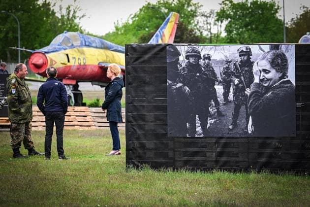 Fotoausstellung WAR ZONES ** NUR FÜR REDAKTIONELLE ZWECKE ** EDITORIAL USE ONLY **<p>Fotoausstellung WAR ZONES des niederländischen Fotografen Martin Roemers im Militärhistorischen Museum der Bundeswehr Flugplatz Berlin-Gatow. Das Militärhistorische Museum Flugplatz Berlin-Gatow zeigt 25 Jahre nach Beginn des Afghanistan-Einsatzes 35 großformatige Aufnahmen des niederländischen Fotografen Martin Roemers, der zwischen 1997 und 2002 die niederländischen Einsatzkontingente der Friedensmissionen auf dem Balkan und zu Beginn der International Security Assistance Force (ISAF) in Afghanistan begleitet und fotografiert hat. Roemers Schwarzweiß-Aufnahmen nehmen den rauen, trostlosen, nervösen Alltag der WAR ZONES in den Blick. Er ist mit Copyright: MaurizioxGambarini doc85qz78qgddz102ygbe1q ,EDITORIAL USE ONLY