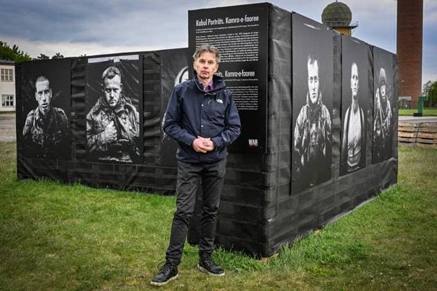 Fotoausstellung WAR ZONES ** NUR FÜR REDAKTIONELLE ZWECKE ** EDITORIAL USE ONLY **<p>Fotoausstellung WAR ZONES des niederländischen Fotografen Martin Roemers im Militärhistorischen Museum der Bundeswehr Flugplatz Berlin-Gatow. Das Militärhistorische Museum Flugplatz Berlin-Gatow zeigt 25 Jahre nach Beginn des Afghanistan-Einsatzes 35 großformatige Aufnahmen des niederländischen Fotografen Martin Roemers, der zwischen 1997 und 2002 die niederländischen Einsatzkontingente der Friedensmissionen auf dem Balkan und zu Beginn der International Security Assistance Force (ISAF) in Afghanistan begleitet und fotografiert hat. Roemers Schwarzweiß-Aufnahmen nehmen den rauen, trostlosen, nervösen Alltag der WAR ZONES in den Blick. Er ist mit Copyright: MaurizioxGambarini doc85qz7b9khwiqp4zfhwe ,EDITORIAL USE ONLY