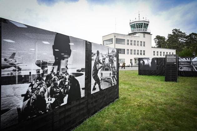 Fotoausstellung WAR ZONES ** NUR FÜR REDAKTIONELLE ZWECKE ** EDITORIAL USE ONLY **<p>Fotoausstellung WAR ZONES des niederländischen Fotografen Martin Roemers im Militärhistorischen Museum der Bundeswehr Flugplatz Berlin-Gatow. Das Militärhistorische Museum Flugplatz Berlin-Gatow zeigt 25 Jahre nach Beginn des Afghanistan-Einsatzes 35 großformatige Aufnahmen des niederländischen Fotografen Martin Roemers, der zwischen 1997 und 2002 die niederländischen Einsatzkontingente der Friedensmissionen auf dem Balkan und zu Beginn der International Security Assistance Force (ISAF) in Afghanistan begleitet und fotografiert hat. Roemers Schwarzweiß-Aufnahmen nehmen den rauen, trostlosen, nervösen Alltag der WAR ZONES in den Blick. Er ist mit Copyright: MaurizioxGambarini doc85qz7dnmojnku6jfvl8 ,EDITORIAL USE ONLY