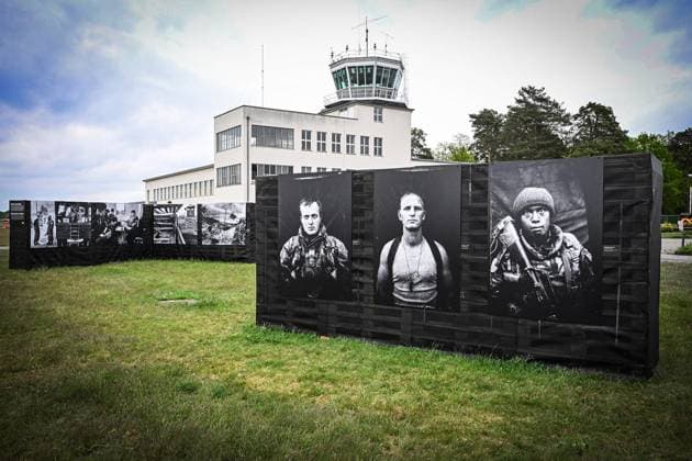 Fotoausstellung WAR ZONES ** NUR FÜR REDAKTIONELLE ZWECKE ** EDITORIAL USE ONLY **<p>Fotoausstellung WAR ZONES des niederländischen Fotografen Martin Roemers im Militärhistorischen Museum der Bundeswehr Flugplatz Berlin-Gatow. Das Militärhistorische Museum Flugplatz Berlin-Gatow zeigt 25 Jahre nach Beginn des Afghanistan-Einsatzes 35 großformatige Aufnahmen des niederländischen Fotografen Martin Roemers, der zwischen 1997 und 2002 die niederländischen Einsatzkontingente der Friedensmissionen auf dem Balkan und zu Beginn der International Security Assistance Force (ISAF) in Afghanistan begleitet und fotografiert hat. Roemers Schwarzweiß-Aufnahmen nehmen den rauen, trostlosen, nervösen Alltag der WAR ZONES in den Blick. Er ist mit Copyright: MaurizioxGambarini doc85qz7dqpv0z13561wiyr ,EDITORIAL USE ONLY