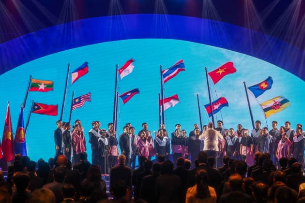 Southeast Asian leaders gather at Opening Ceremony of ASEAN Summit and Related Meetings 2026 CEBU, PHILIPPINES - MAY 8: Performers sing the ASEAN anthem in a show of unity, during the official opening ceremony of the 48th ASEAN Summit and Related Meetings, in Cebu, Philippines, on May 8, 2026. Top leaders of ASEAN member states from across Southeast Asia gather to discuss key international and regional issues, including conflict in the Middle East, trade and economic development, fuel and energy crisis, and South China Sea territorial disputes. The summit comes just a few days ahead of a meeting between United States President Donald Trump and Chinese President Xi Jinping, which will take place in mid-May. Daniel Ceng Anadolu Cebu Philipp  Copyright: x2026xAnadoluxDanielxCengx
