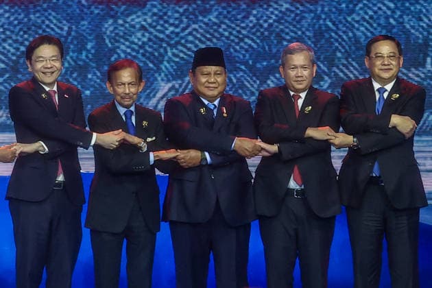 Southeast Asian leaders gather at Opening Ceremony of ASEAN Summit and Related Meetings 2026 CEBU, PHILIPPINES - MAY 8: (L-R) Singapore s Prime Minister Lawerence Wong, Brunei s Prime Minister Hassanal Bolkiah, Indonesia s Prime Minister Prabowo Subianto, Cambodia s Hun Manet, and Lao s Prime Minister Sonexay Siphandone during a family photo session at the official opening ceremony of the 48th ASEAN Summit and Related Meetings, in Cebu, Philippines, on May 8, 2026. Top leaders of ASEAN member states from across Southeast Asia gather to discuss key international and regional issues, including conflict in the Middle East, trade and economic development, fuel and energy crisis, and South China Sea territorial disputes. The summit comes just a  Copyright: x2026xAnadoluxDanielxCengx