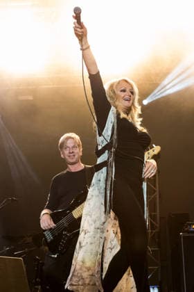 Bonnie Tyler, the singer at her concert on 21 9 2023 at the Sagres Campo Pequeno in Lisbon, Portugal Concern for Bonnie Tyler after her emergency operation, the 74-year-old singer is in an induced coma