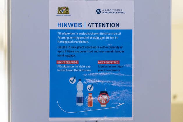 Opening of the new CT checkpoint at Nuremberg Airport, Nuremberg, 08 05 2026 Sign at the new CT checkpoint at Nuremberg Airport Liquids in leak-proof containers up to two liters may remain in hand baggage, non-spill-proof containers are not permitted Nuremberg Bavaria Germany 20260508-1V9A7847-M4000